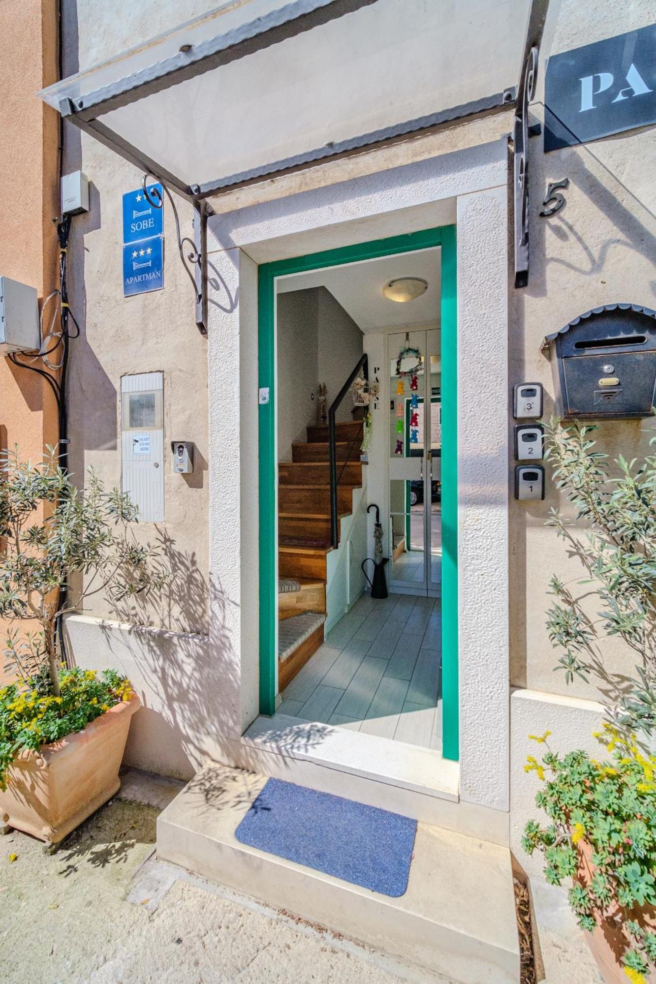 Central Split Rooms And Apartments Paese Exterior photo