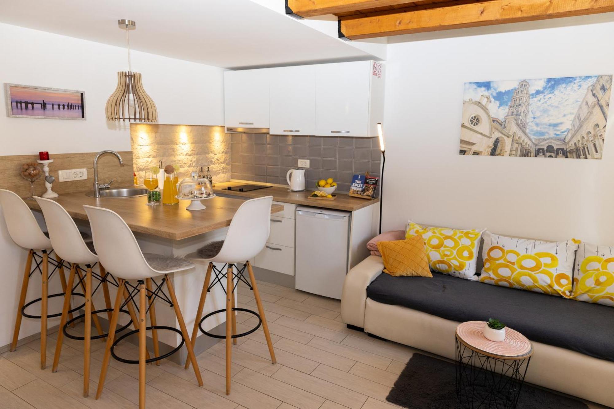 Central Split Rooms And Apartments Paese Exterior photo