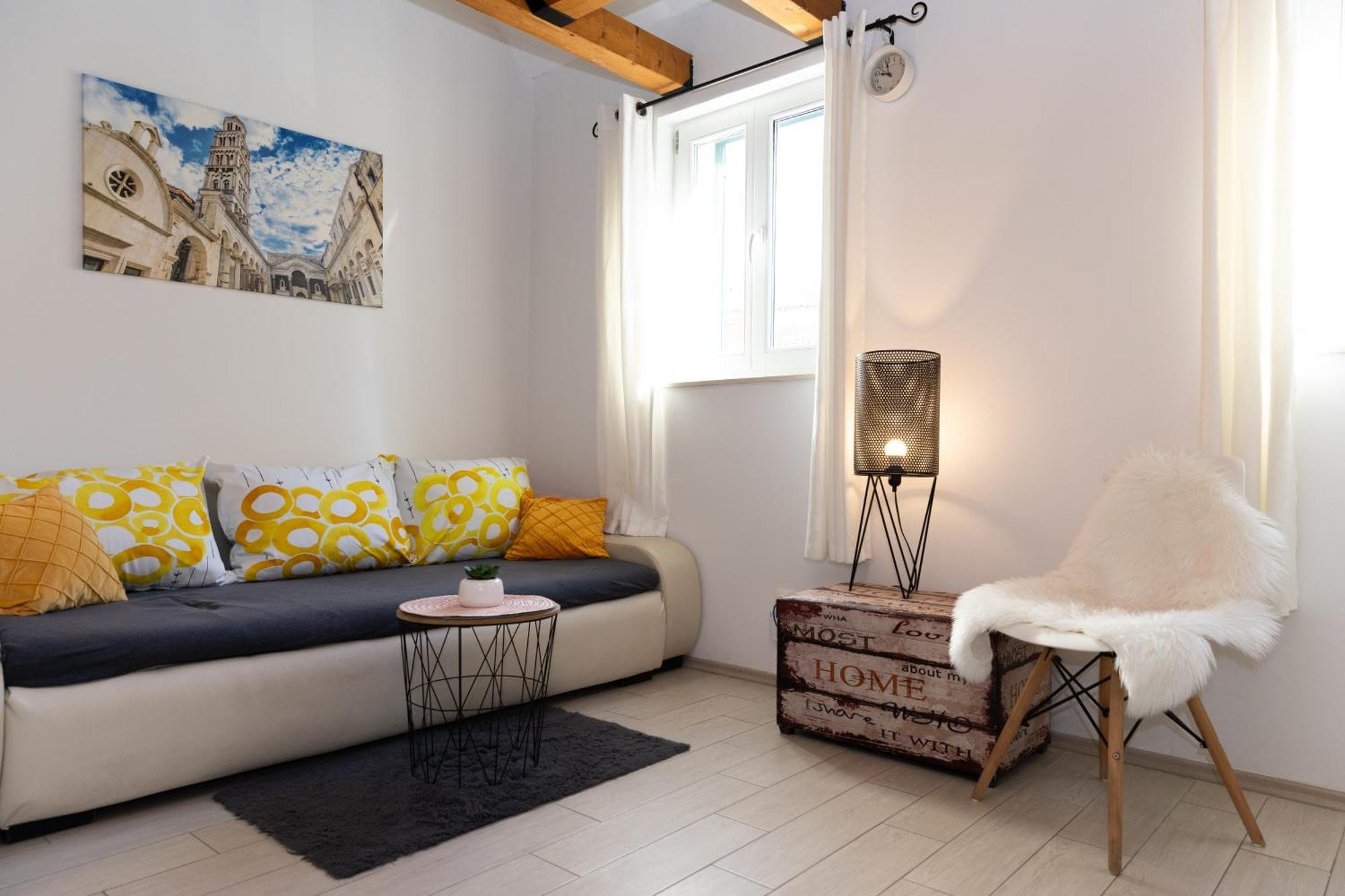 Central Split Rooms And Apartments Paese Exterior photo