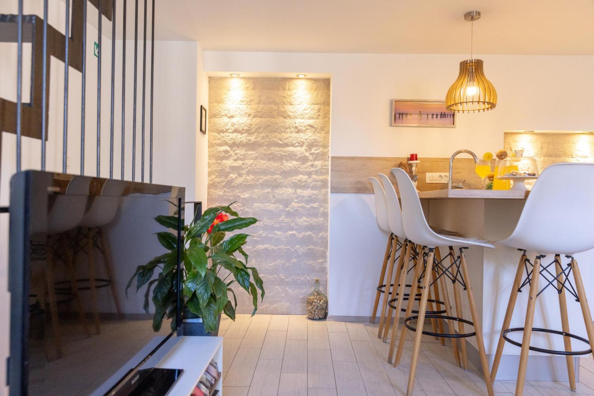 Central Split Rooms And Apartments Paese Exterior photo
