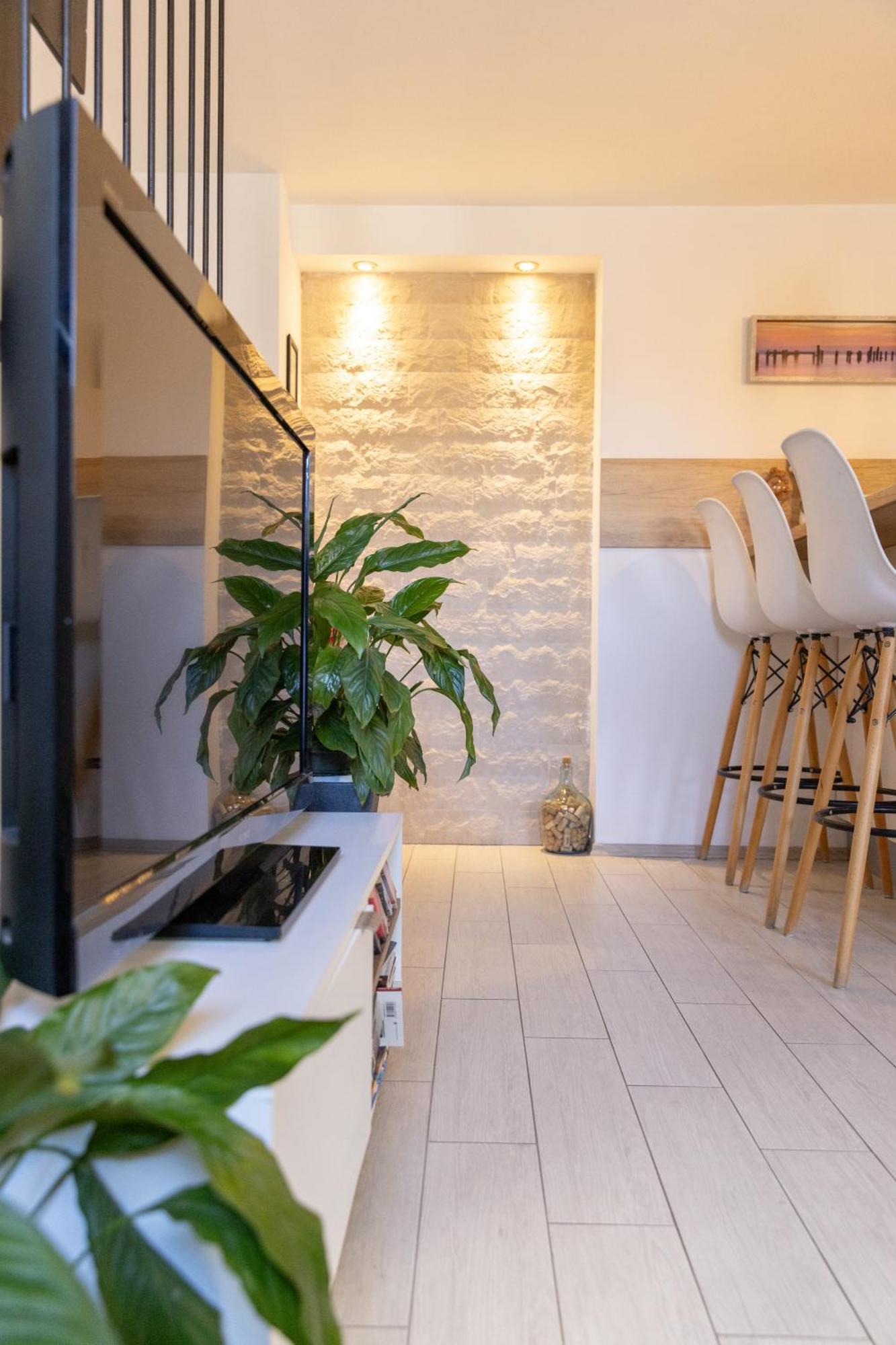 Central Split Rooms And Apartments Paese Exterior photo
